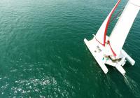 trimaran yacht voiles sur la mer